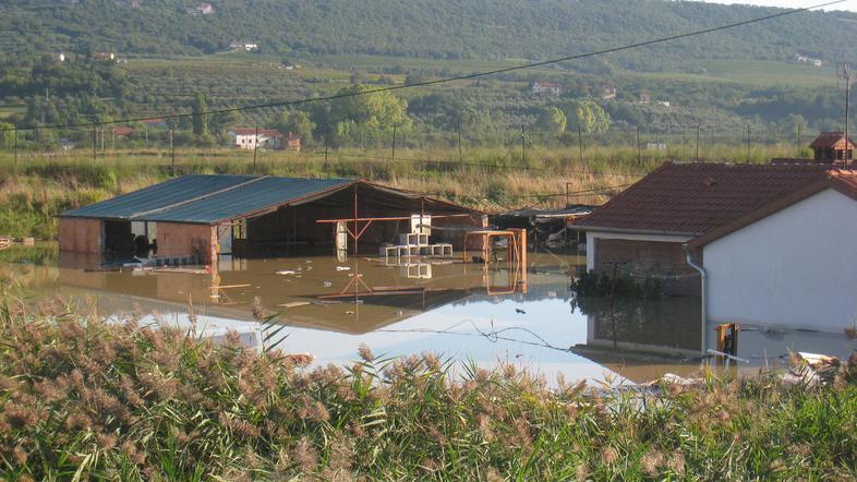 Voda, ki včeraj ni odtekla niti za centimeter, je družini Atlija popolnoma uniči