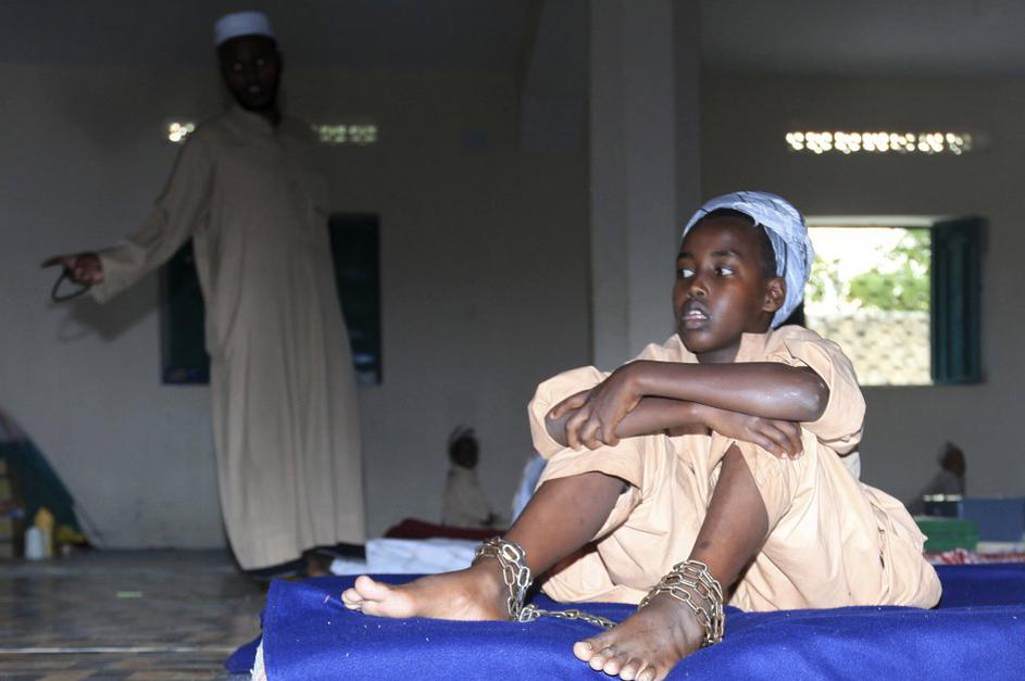 Somalski dečki v verigah v verski šoli
