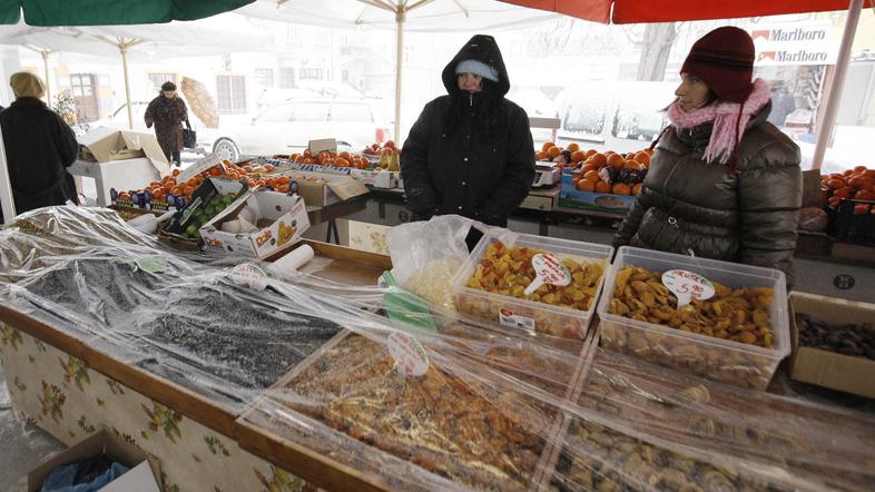 Prodajalcem zelenjava v teh dneh zmrzuje, zato jo pokrivajo, prav tako sadje, sa