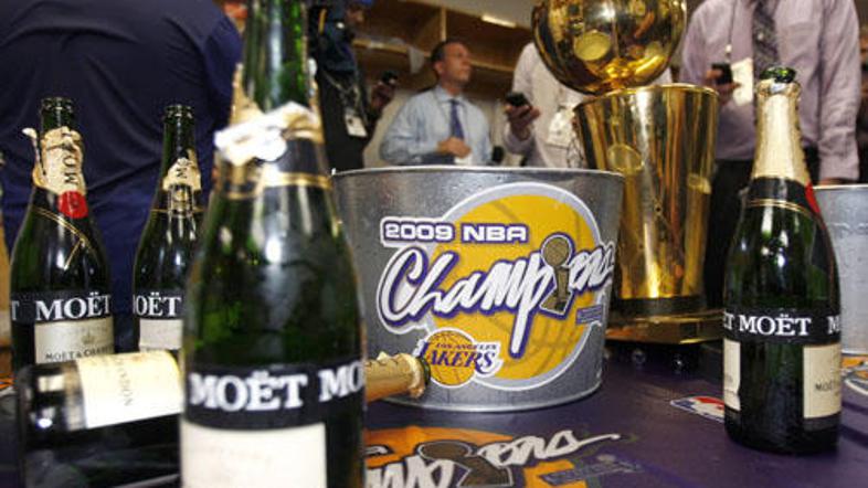 Če bi Jezerniki spili še kakšen šampanjec več, bi lahko presegli materialno vred