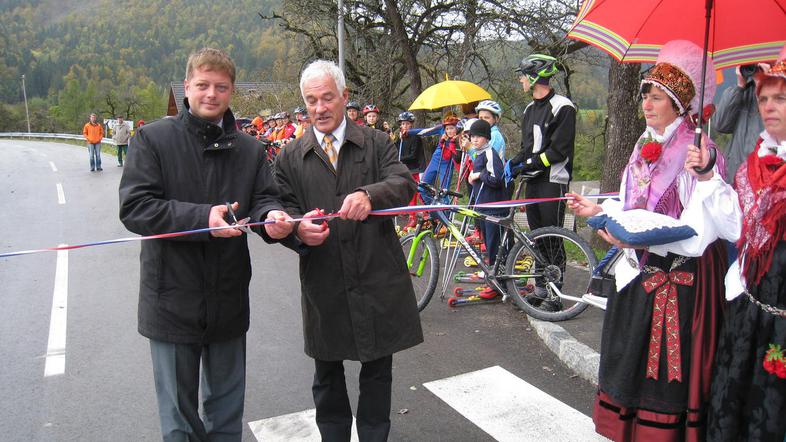 Obnovljeno cesto skozi Gorje z novimi pločniki in kolesarskimi stezami sta odprl
