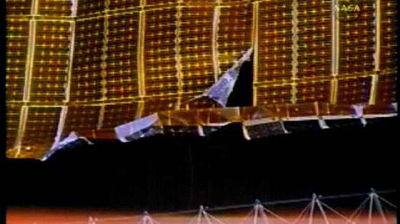 Poškodovano desno krilo sončevih celic na ISS.