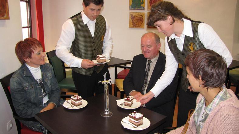 V tej hiši morajo gostje začutiti, da so postreženi v šoli, pri pouku, pravi Ton