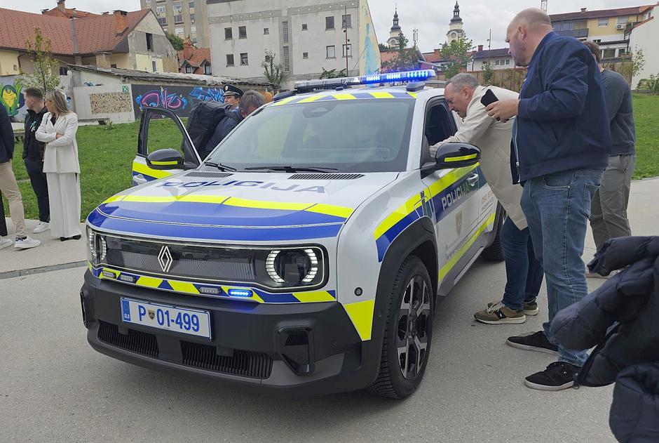 Policijski renault 4 E-tech | Avtor: Matija_Janežič