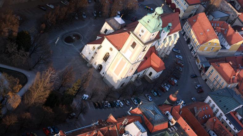 Za reševanje nadškofije in z njo povezanih podjetij naj bi bankirji od lastnikov