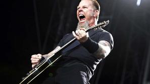 Uradno vojno proti spletnim piratom je začela skupina Metallica, ko je 13. april