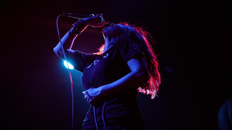 Julie Christmas v Menzi pri koritu, Metelkova mesto