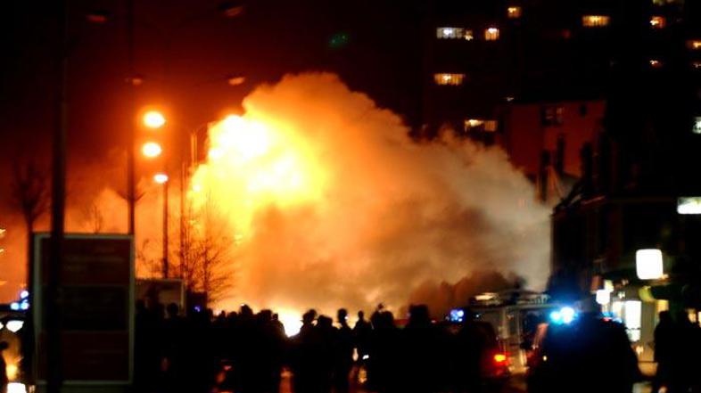 V plamenih na ameriškem veleposlaništvu je umrl protestnik.