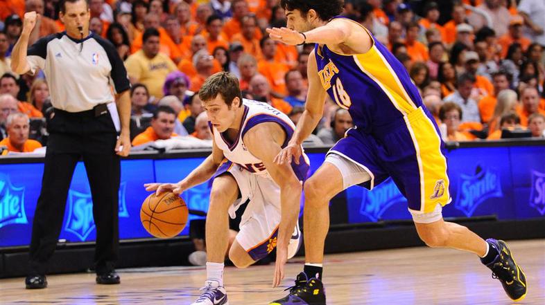 Goran Dragić (levo) postaja vse pomembnejši člen Phoenixa, Saša Vujačić (desno) 