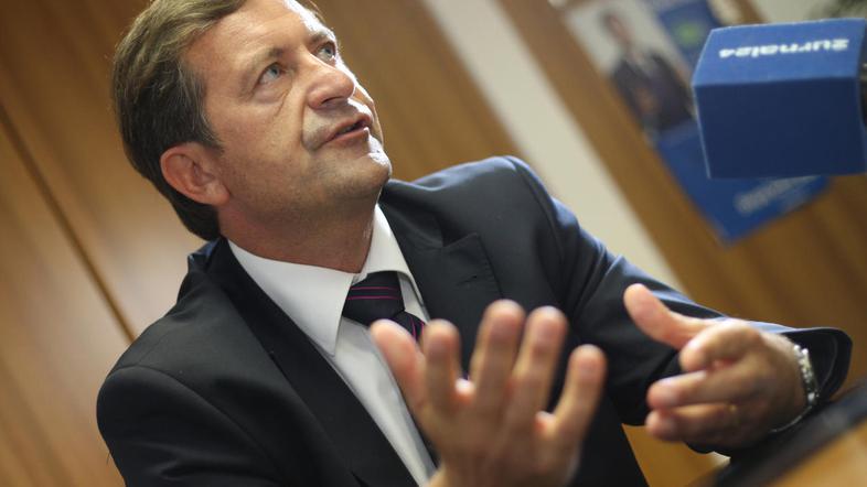 “Postopek razrešitve bomo izpeljali elegantno,” je napovedal Karl Erjavec, potem