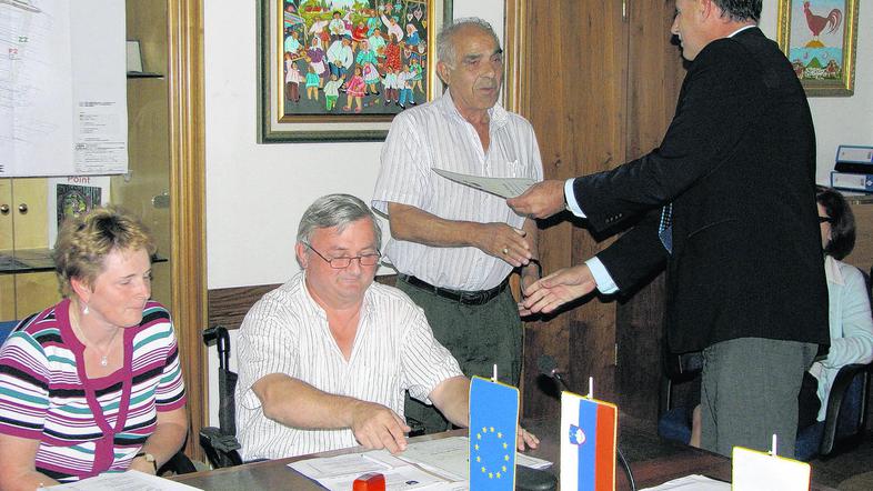 Na pol ure so včeraj društva, razvrščena po dejavnostih, pristopala k podpisu po