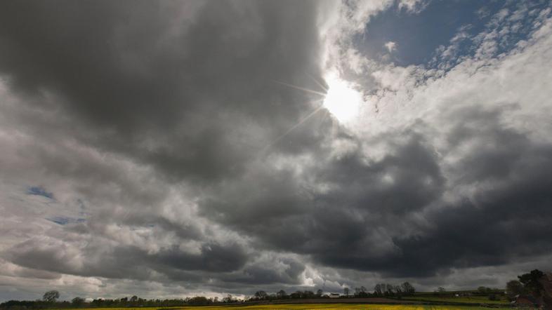 Oblačno vreme oblaki pretežno