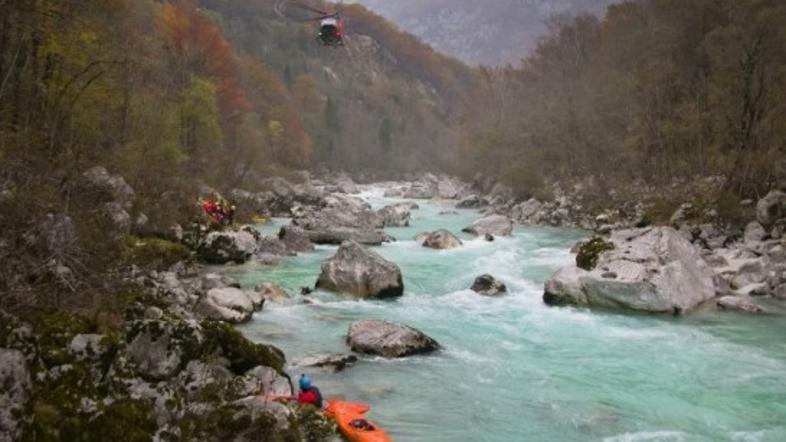 Reševanje kajakašice na Soči