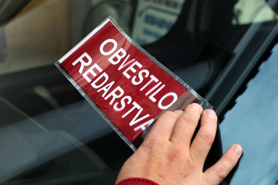 TZ mojemesto 27.10.07 obvestilo redarstva, parkirisce, ljubljanska trznica, avto | Avtor: Saša Despot