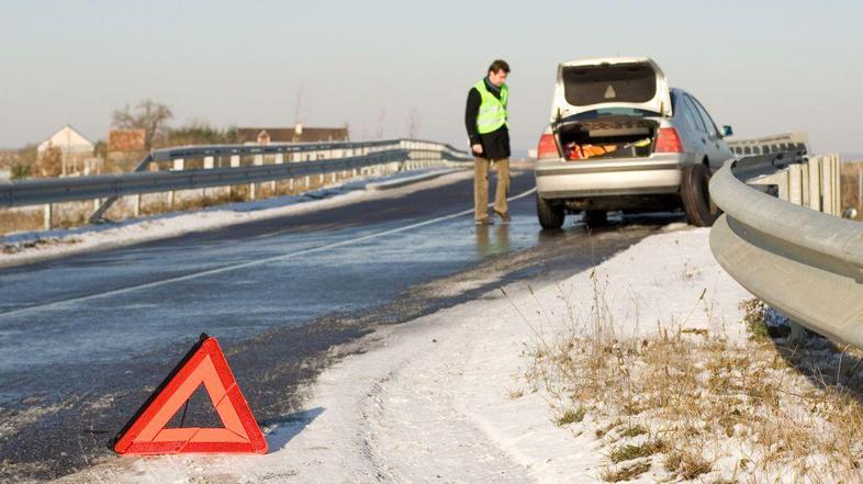 Če boste takole obstali na cesti in pri tem ovirali promet, vam po 114. členu za