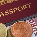 Turisti z britanskim potnim listom bodo za evre odšteli več funtov kot doslej.