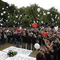 V spomin na žrtve Parade ljubezni so danes v Duisburgu spustili 511 belih in 21 