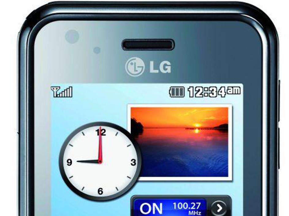 Prva nagrada, mobilnik LG KU990i VIEWTY, je šel v roke Alešu Tratarju.