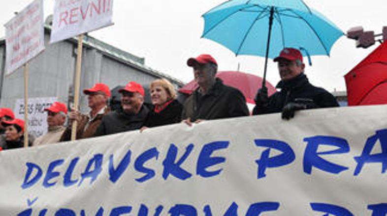 Sindikati so se ob dnevu človekovih pravic pred parlamentom zbrali na mirnem sho