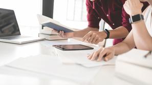 Pisarniško delo s tablico in računalnikom na mizi