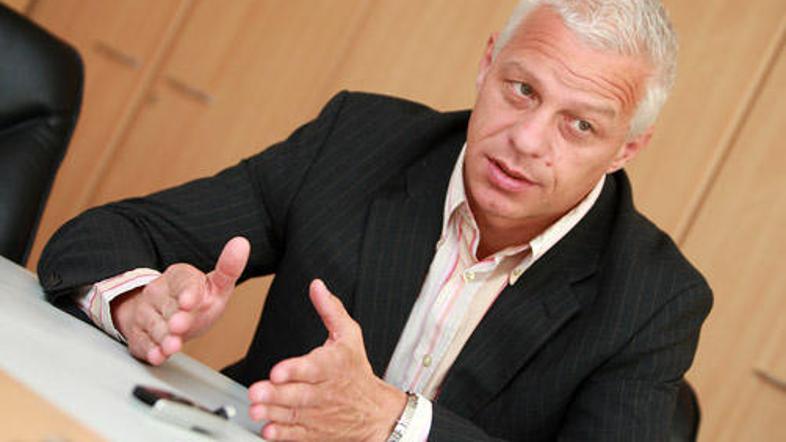 Včasih predsednik protikorupcijske komisije dobi tudi kakšno darilo, ki ga zapos