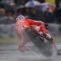 V težkih razmerah na stezi v Doningtonu se je najbolje znašel Casey Stoner ter s