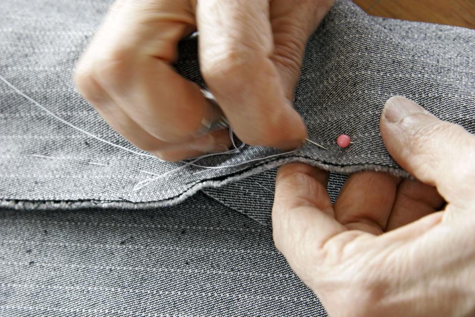 šivanje roke šivanka nit | Avtor: Profimedia