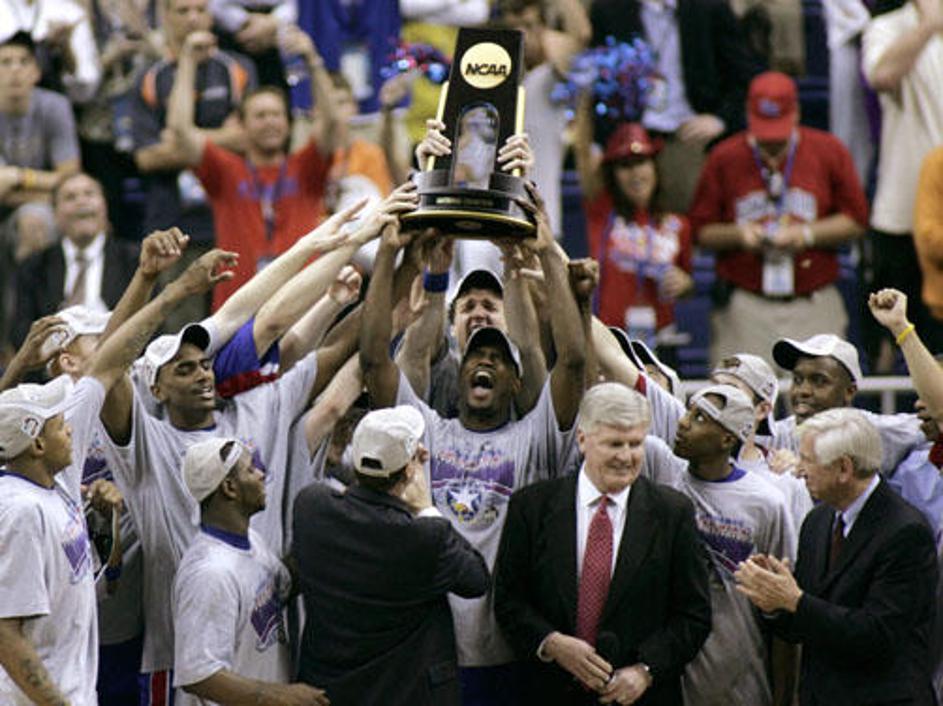 Pokal najboljšega v ligi NCAA po dvajsetih letih spet v rokah Kansasa.
