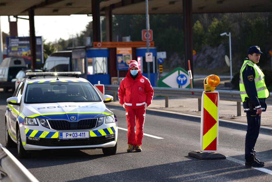 koronavirus COVID-19 Slovenija meja z Italijo | Avtor: Epa