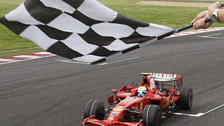 Ferrarija sta vodila od starta do cilja, Massa je Räikkönena prehitel v 37. krog