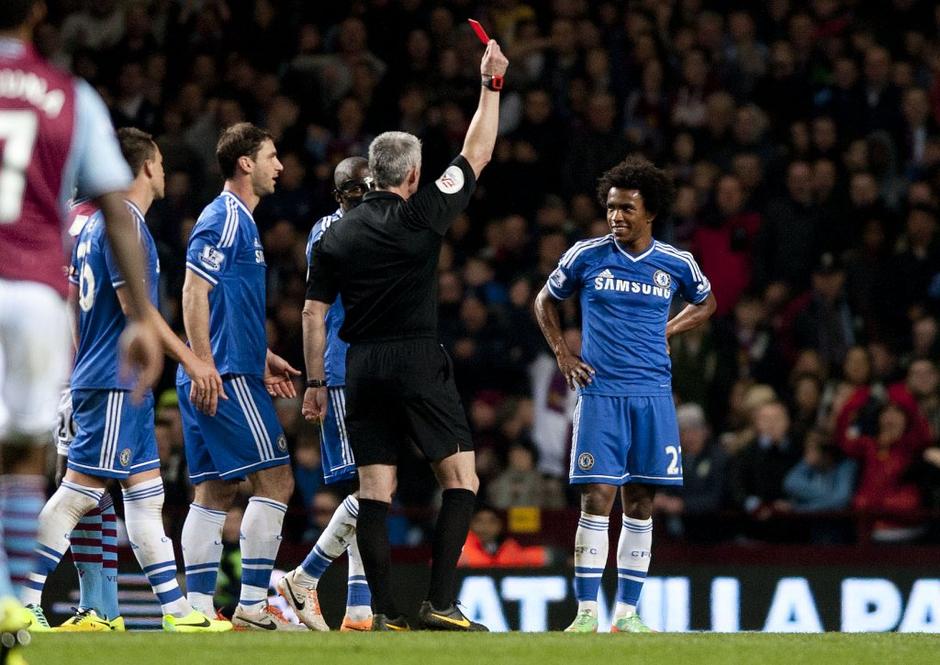 chris foy willian chelsea rdeč karton | Avtor: EPA