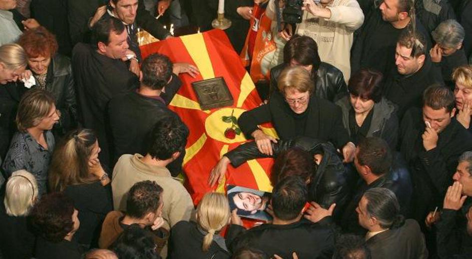 Tošeta je na zadnjo pot pospremilo več tisoč ljudi.