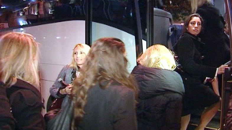 Ženske vstopajo na avtobus, ki jih bo popeljal do vile, kjer jim bo predaval sam