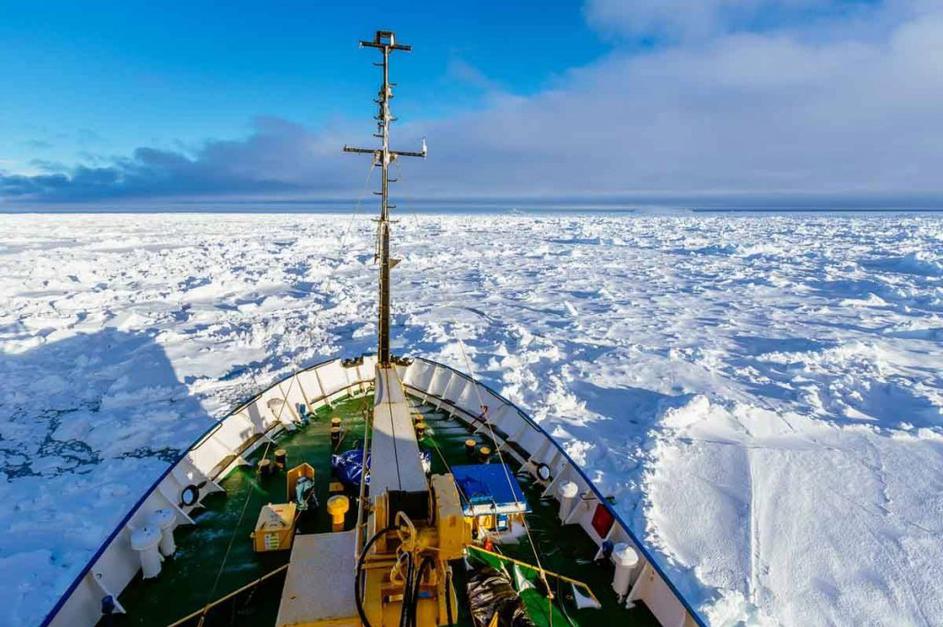 Ujeta ruska ladja na Antarktiki.