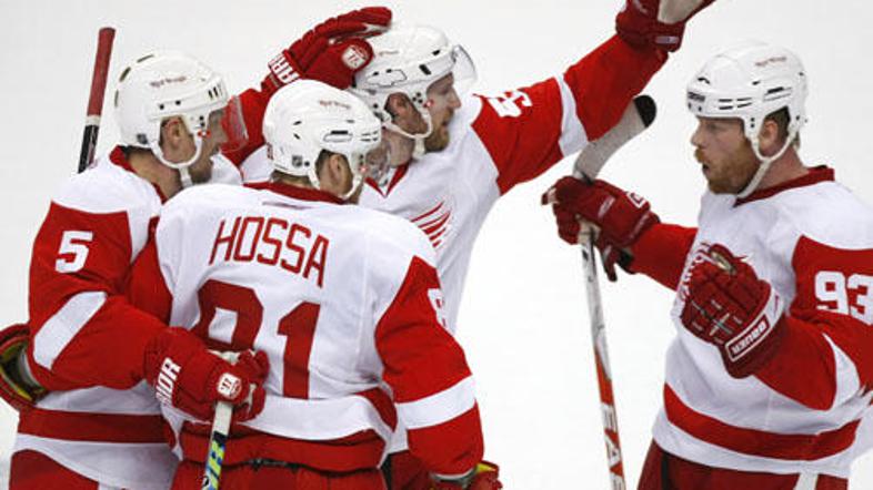 Johan Franzen, Nicklas Lidstrom, Valtteri Filppula in Marian Hossa se veselijo z