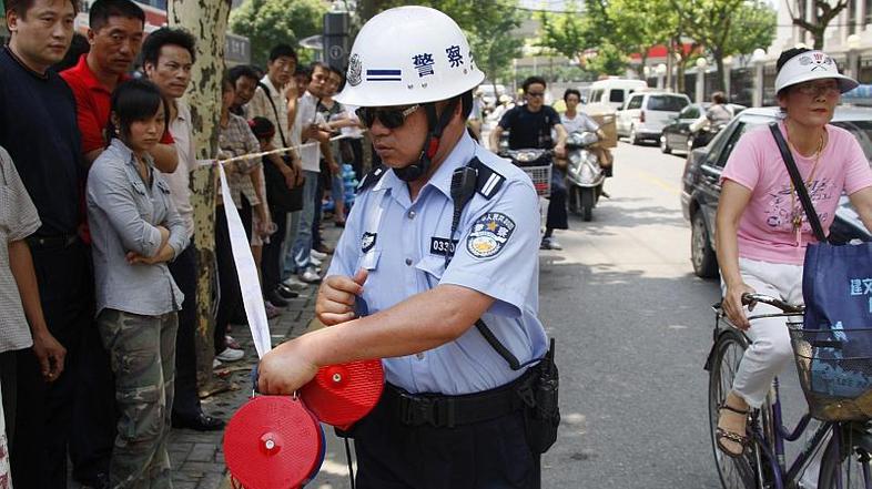 V bližini napadene policijske postaje se je kmalu nabralo več zijal.