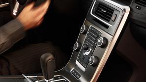 Volvo fizični gumbi infotainment