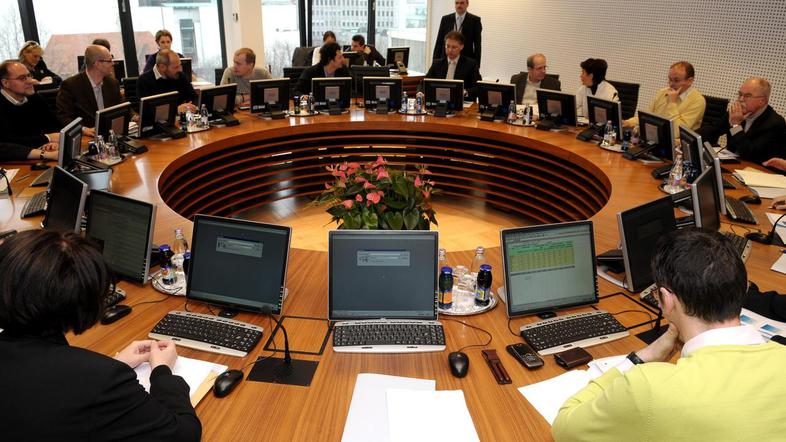 Vlado danes sestavlja 15 ministrstev in trije dodatni ministri brez listnice. Ko