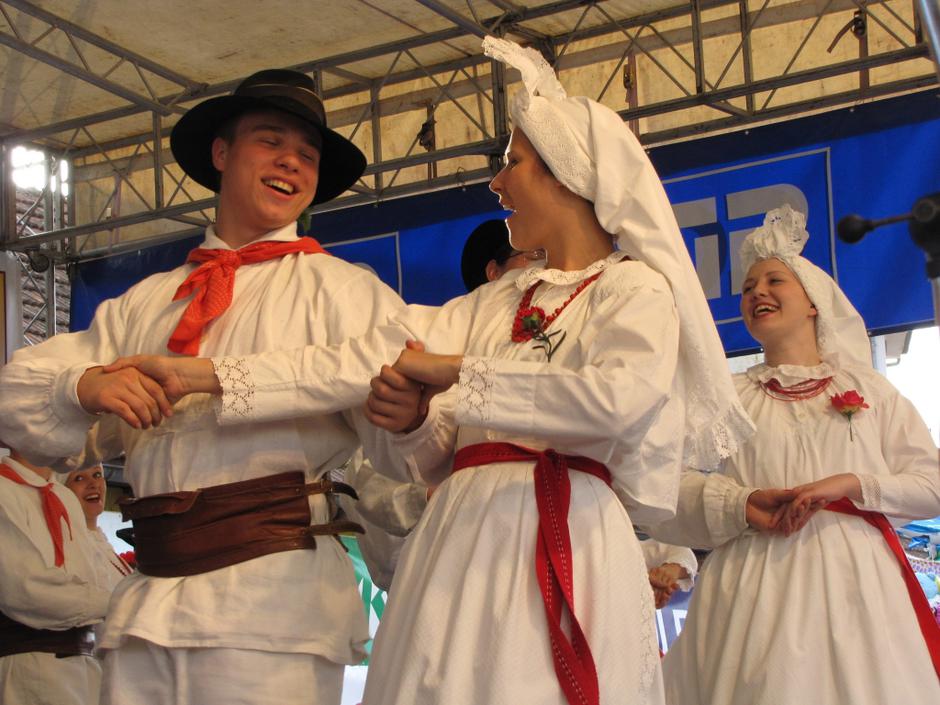 slovenija 04.07.13. Dolenjska, Bela krajina, par v belokranjski narodni nosi, fo | Avtor: Jerca Božič Kranjec