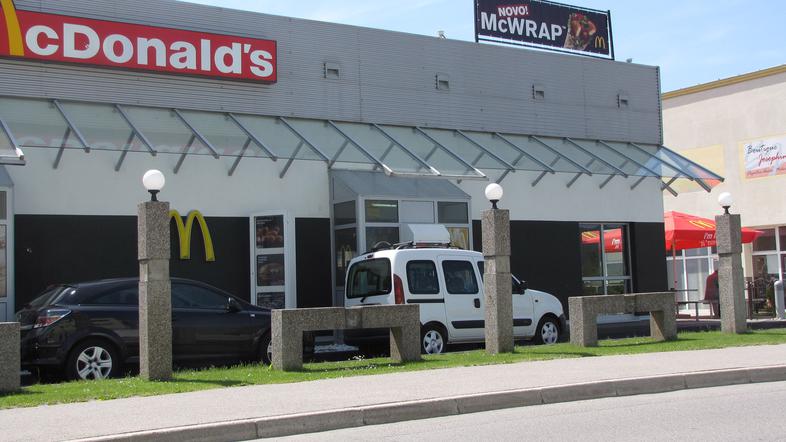 Vodja novomeške restavracije si izmišljuje svoja pravila, je prepričana ena od b