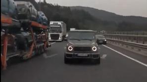 Predrzni voznik je izkoristil reševalni pas