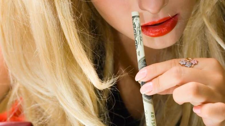 V Sloveniji je z drogami zasvojenih okrog 11 tisoč ljudi.