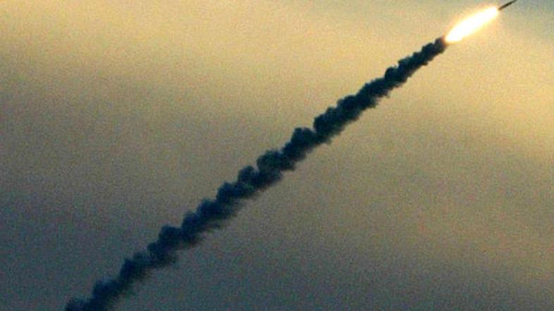 Raketa naj bi preletela Japonsko in bila usmerjena proti Havajem, vendar pa naj 