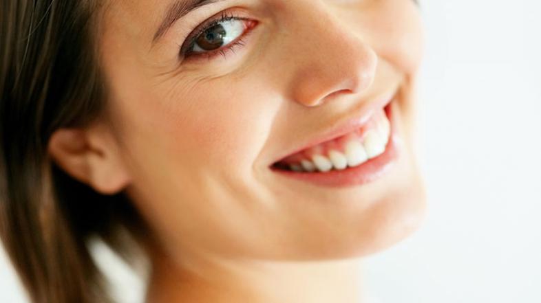 Zvok se v uho širi iz čeljusti. (Foto: Shutterstock)