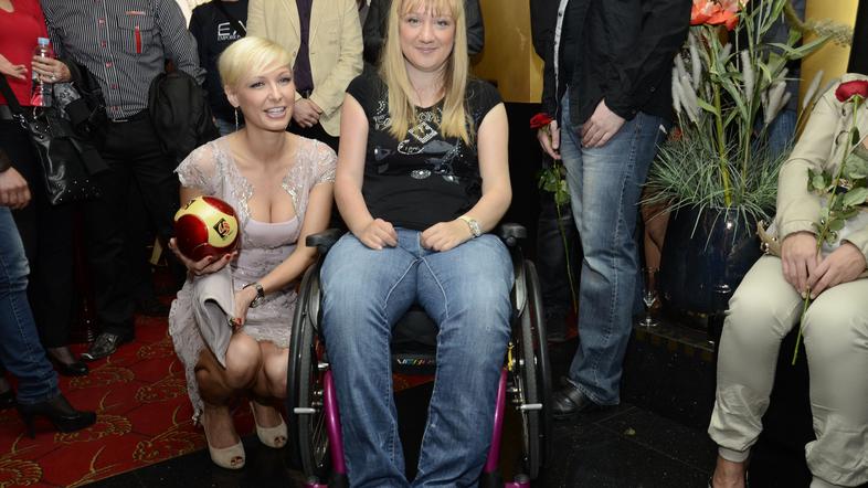 Maja Kljun je z nakupom rdeče žoge pomagala Katarini pri lažji nabavi prilagojen