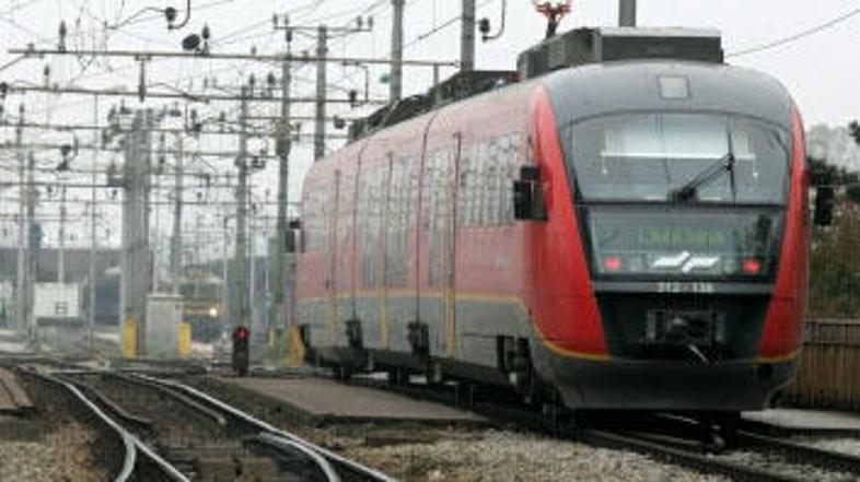 Pod vlakom umrl 18-letnik.