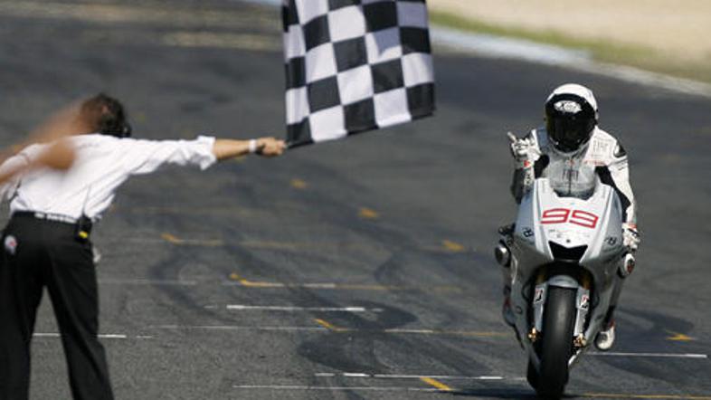 Jorge Lorenzo je prvi prevozil ciljno črto v Estorilu.