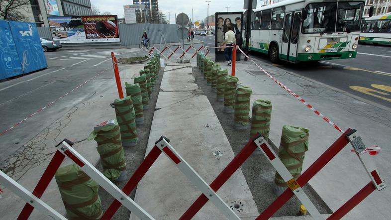 Na nekaterih lokacijah v središču mesta so že začeli postavljati prve terminale 