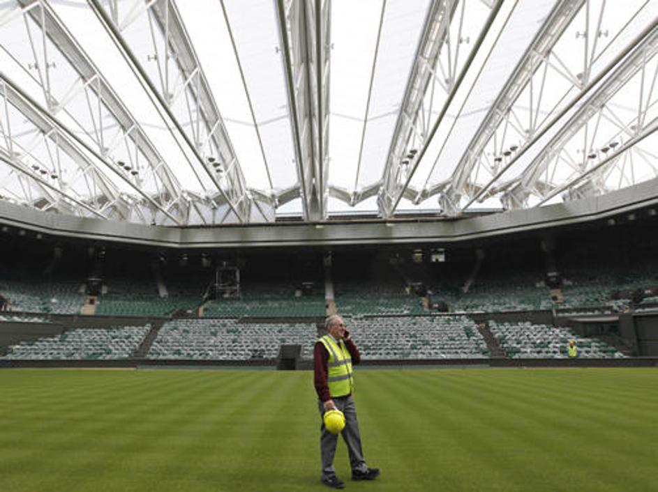 Na osrednjem igrišču v Wimbledonu potekajo še zadnji pregledi strehe pred prvim 