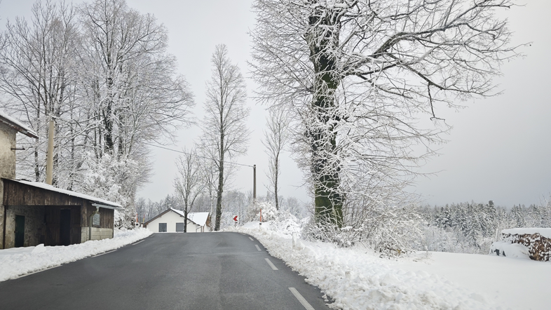 Sneg, zasnežena cesta, cesta, zima, vreme